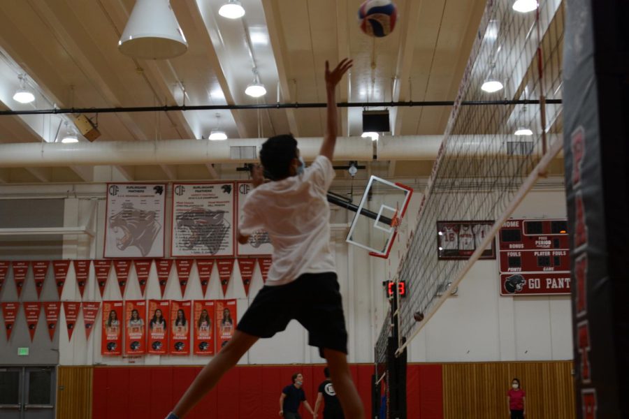 Boys’ volleyball athletes participate in drills during a practice session on Feb. 25.