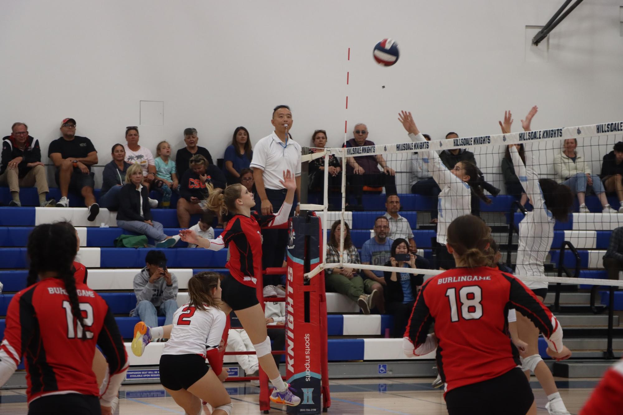 Girls%E2%80%99+Volleyball+extends+early+win+streak+with+three-set+victory+over+Hillsdale