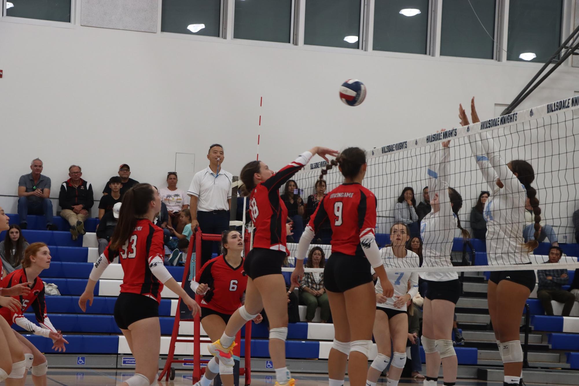 Girls%E2%80%99+Volleyball+extends+early+win+streak+with+three-set+victory+over+Hillsdale