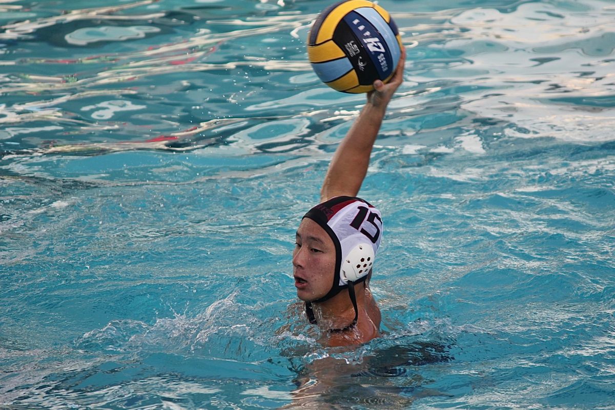 Sophomore+Adrian+Gong+looks+around+the+pool+for+a+teammate+to+pass+to+during+the+Half+Moon+Bay+game+on+Thursday%2C+Oct.+12.