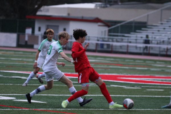 Sophomore Dylan Rossen passes to his teammate during Burlingame’s 2-1 victory over Leigh.

