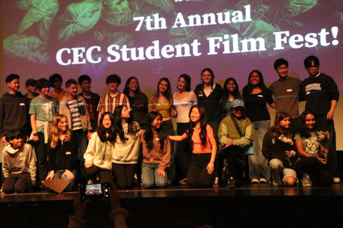 All the participants of the event pose for a picture up on the stage.