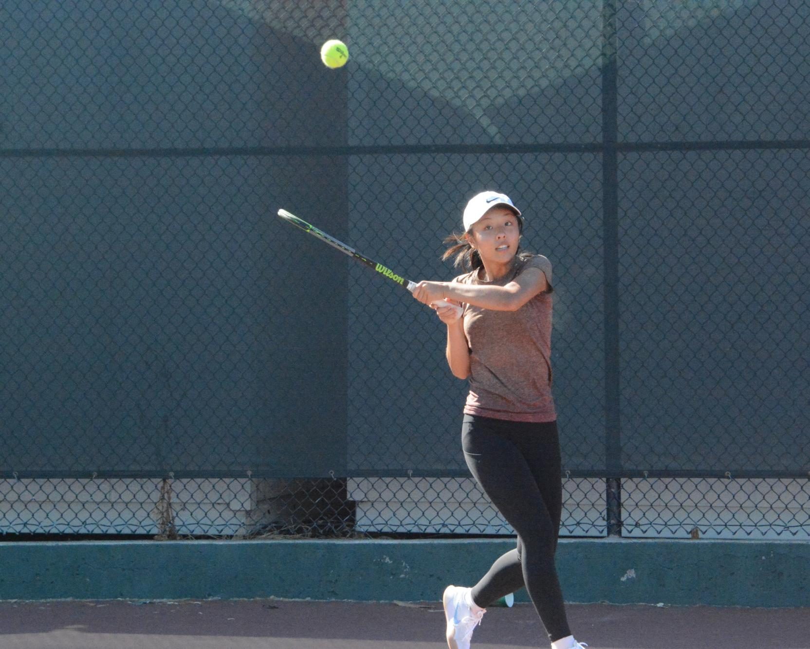 Junior Evelyn Du hits a backhand during a singles warmup at the girls’ tennis practice on Thursday, Aug. 22. 