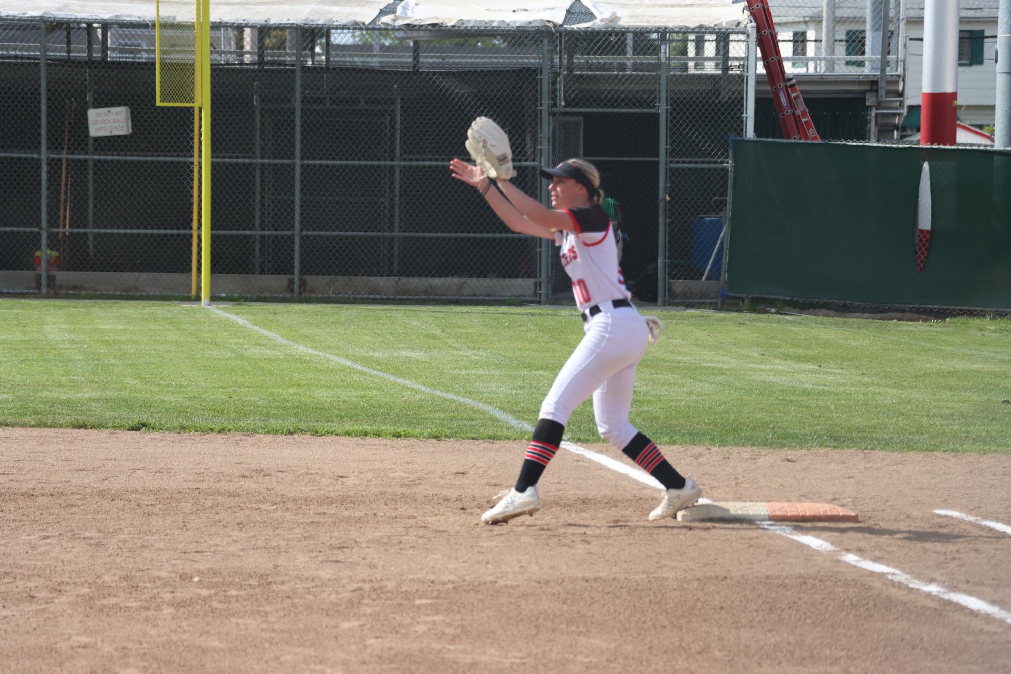 Softball suffers heavy loss to San Mateo in league matchup