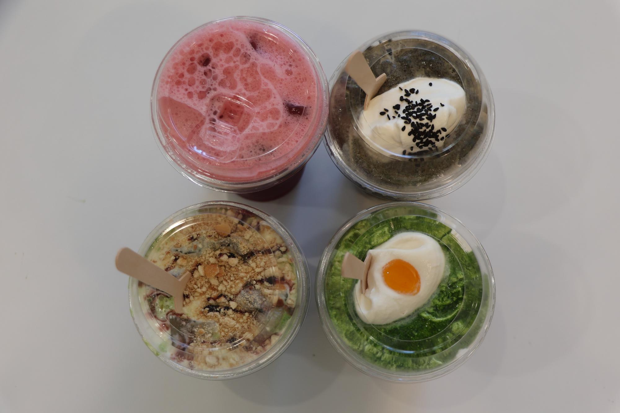 The shop offers a variety of drinks, most notably specialty drinks like einspänners and lattes of different flavor combinations.