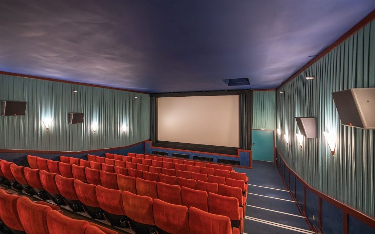 Movie theaters have provided popcorn and large movie screens for centuries, but their popularity has been decreasing in the past decade. Photo courtesy of A.Savin, Free Art License, via Wikimedia Commons